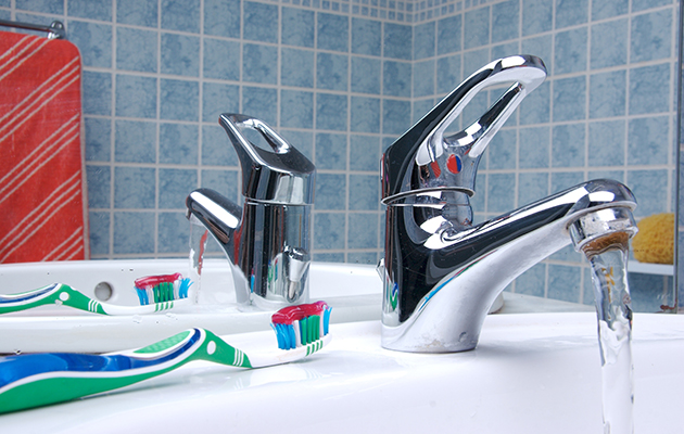 Chiudere rubinetto quando lavi i denti