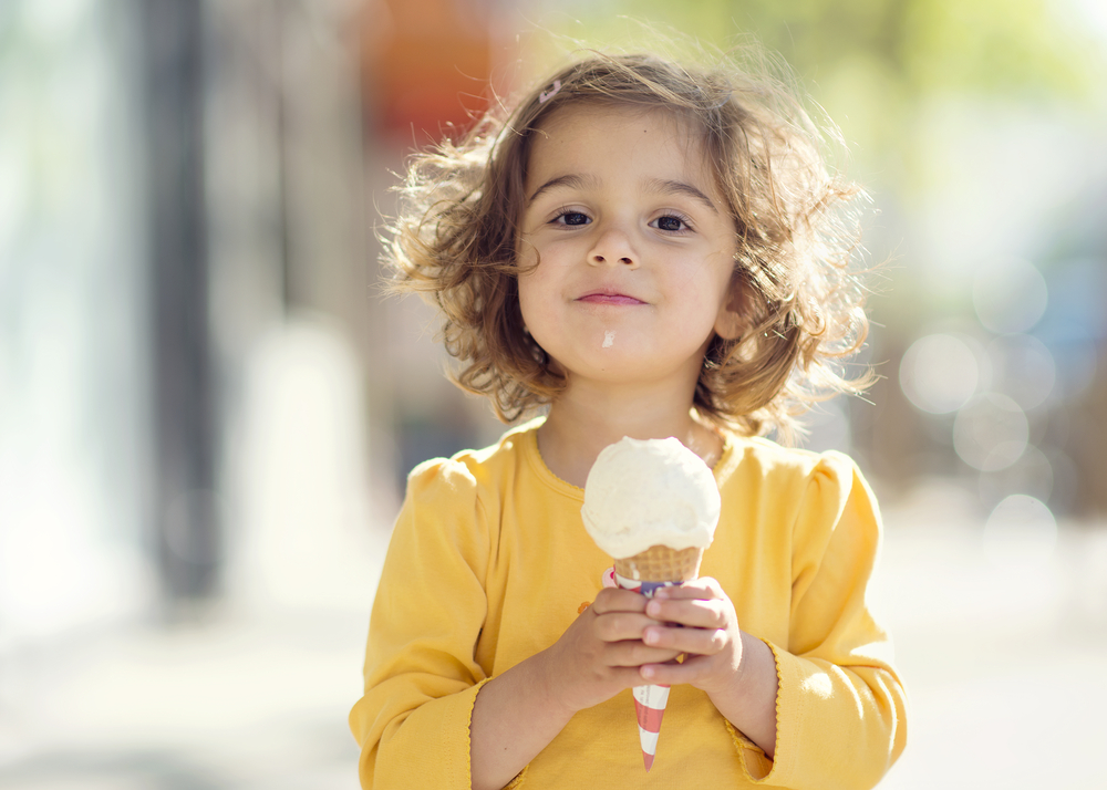 Bambina mangia un gelato