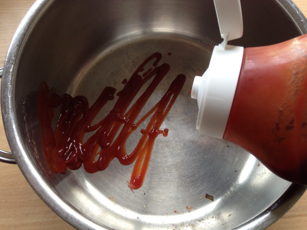 Ketchup per pulire le pentole