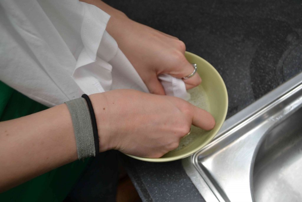 Rimuovere macchia di caffé con sapone per piatti