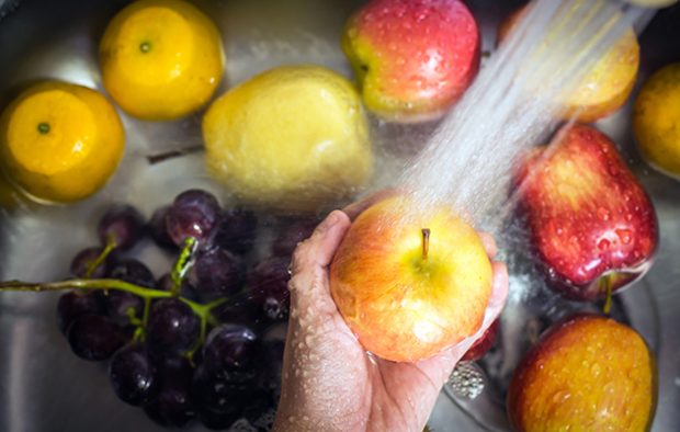 lavare frutta e verdura con acqua fredda
