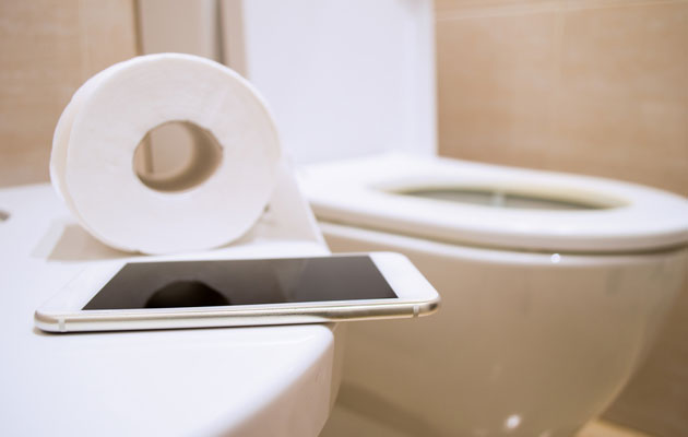 usare-smartphone-in-bagno